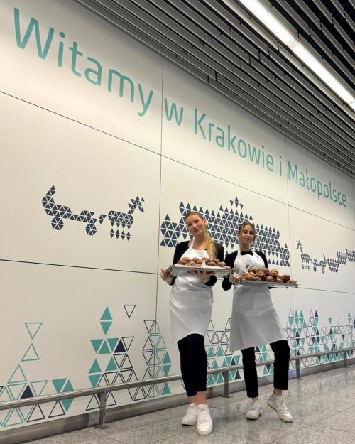 W Krakow Airport witamy pasażerów pączkami!